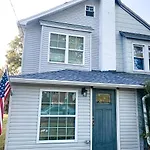Cheerful & Modern Home W/ A Walkout Deck Area
