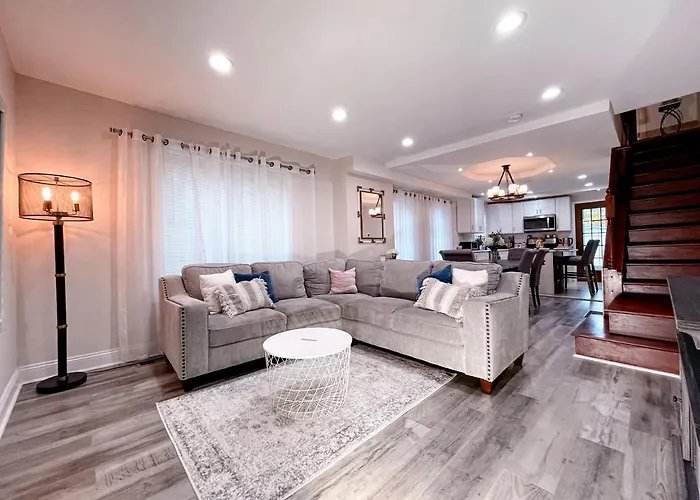 Cheerful & Modern Home W/ A Walkout Deck Area