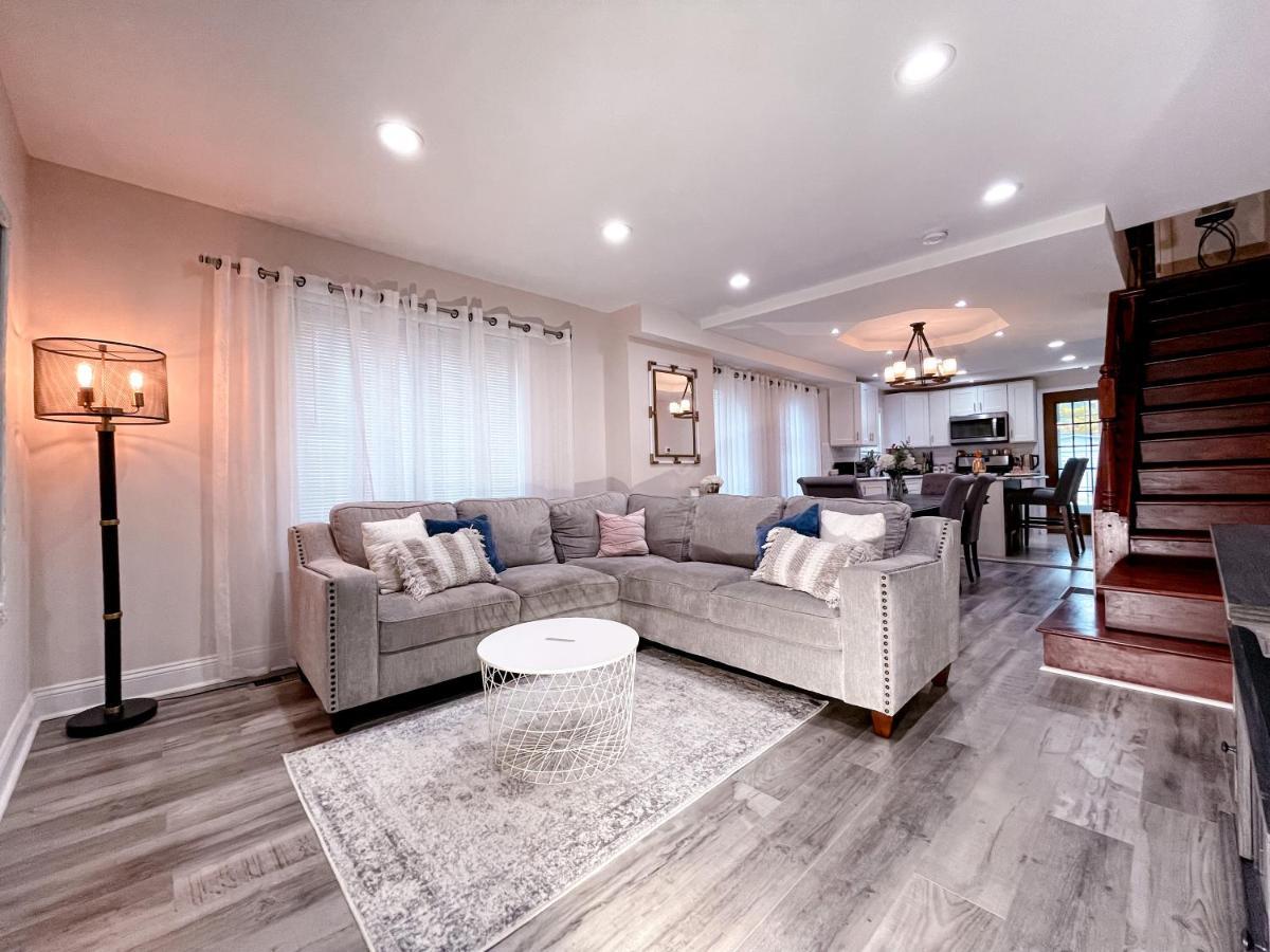 Cheerful & Modern W/ A Walkout Deck Area * Glenside