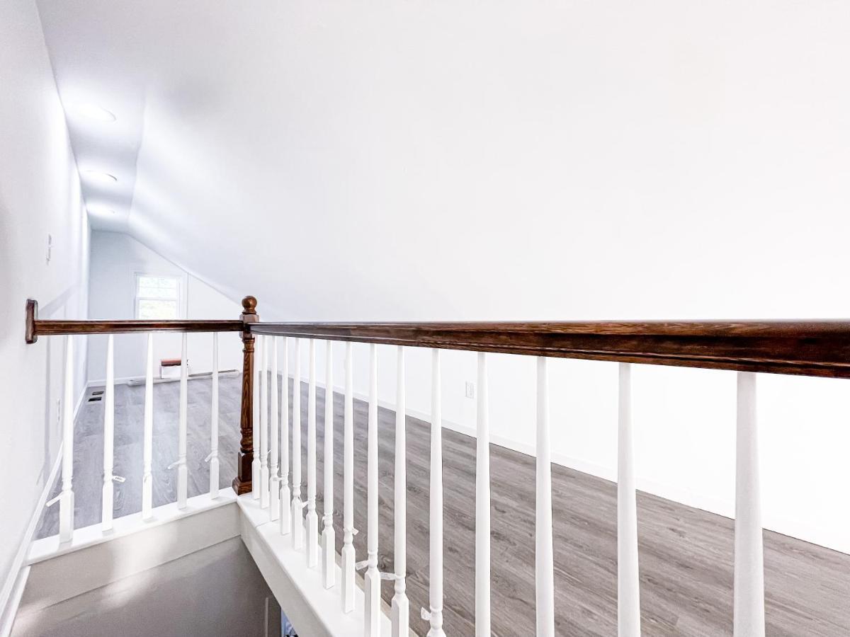 Cheerful & Modern W/ A Walkout Deck Area