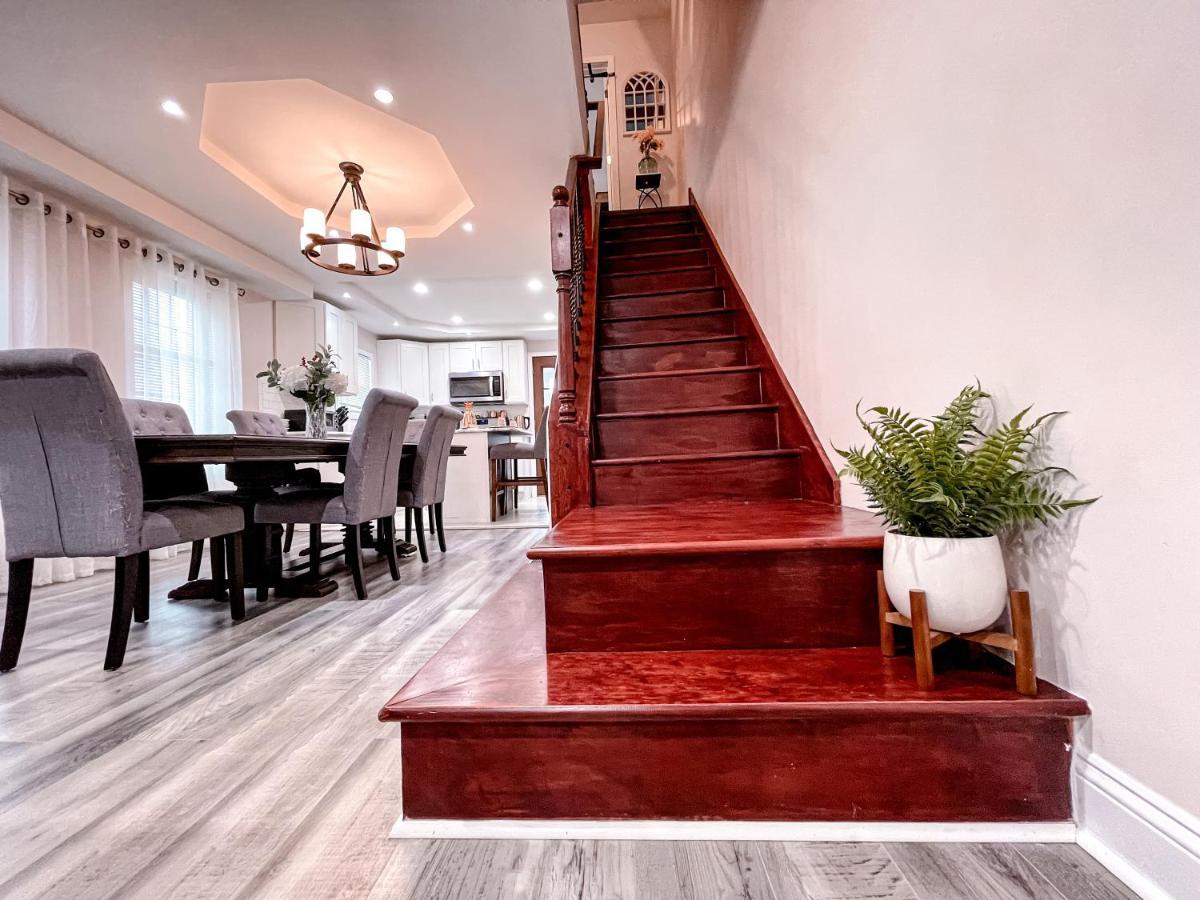 Cheerful & Modern W/ A Walkout Deck Area