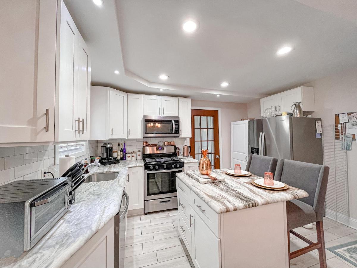 Cheerful & Modern W/ A Walkout Deck Area