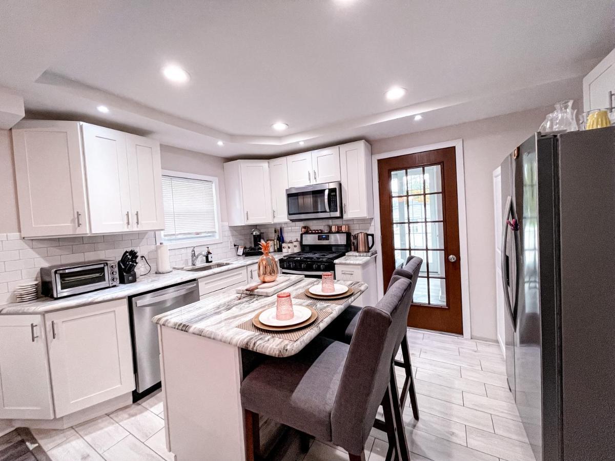Cheerful & Modern W/ A Walkout Deck Area Casa de férias Glenside